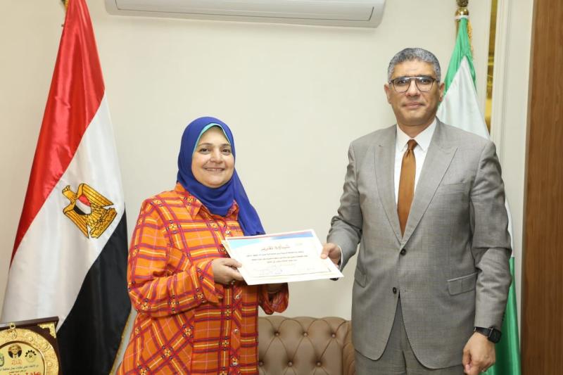 محافظ الجيزة يكرم مدير مديرية التنظيم والإدارة لبلوغها السن القانوني