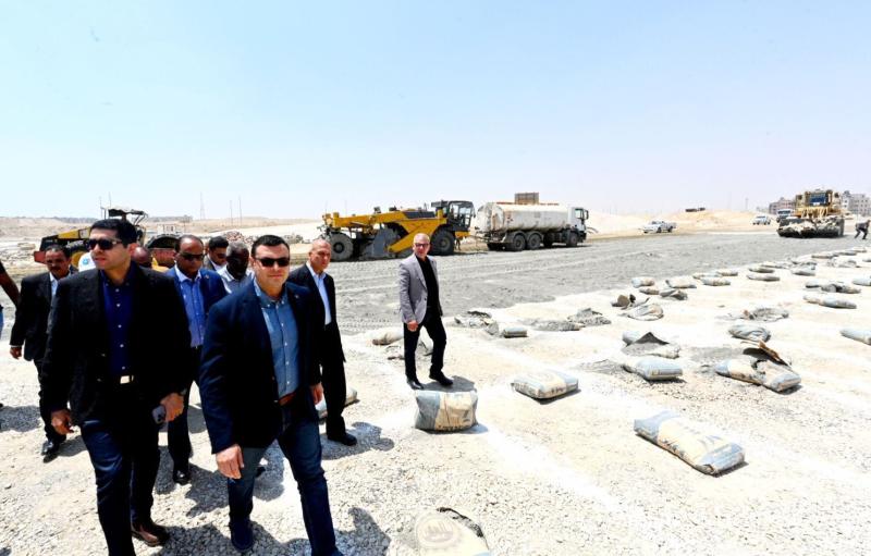 وزير الإسكان يتفقد المحاور والطرق الرئيسية بالعاصمة الإدارية والقاهرة الجديدة
