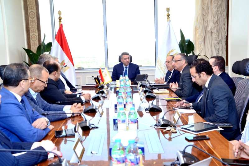 نائب وزير التموين يبحث خطة تطوير المنافذ التابعة وتعزيز التعاون مع القطاع الخاص