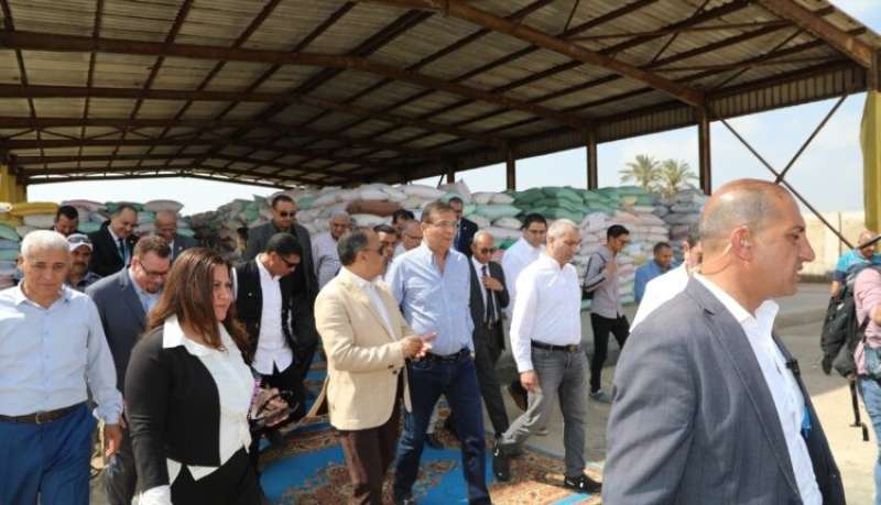 وزير الزراعة ومحافظ الشرقية ورئيس البنك الزراعي يتابعون أعمال تسليم القمح في شون البنك بالشرقية