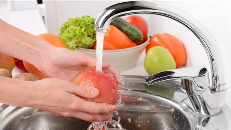 غسل الفواكه والخضروات بصودا الخبز يزيل جميع المبيدات الحشرية