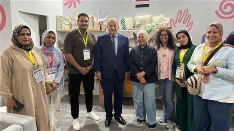 سفير مصر بالمغرب يزور جناح ”القومي للمرأة” بالمعرض الدولي للنسيج والموضة