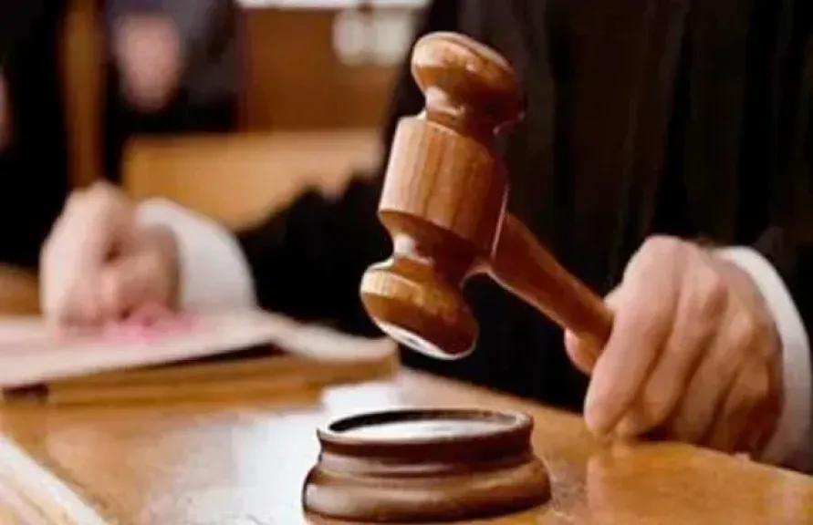 إحالة سائق للمحاكمة الجنائية لاتهامه بقيادة مركبته تحت تأثير المواد المخدرة