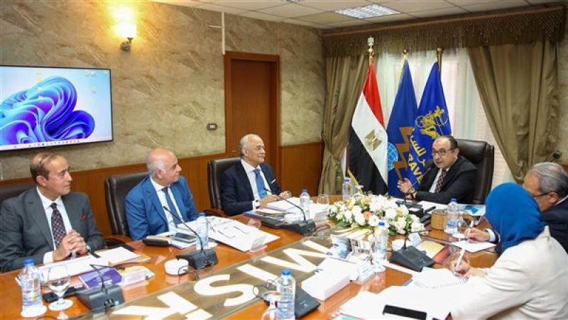 وزير قطاع الأعمال يتابع تنفيذ المشروعات السياحية والفندقية بالشركات التابعة