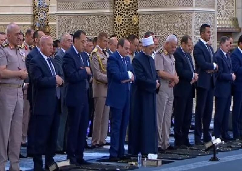 السيسي يؤدي صلاة عيد الأضحى بالعاصمة الإدارية ويتبادل التهاني مع قيادات الدولة