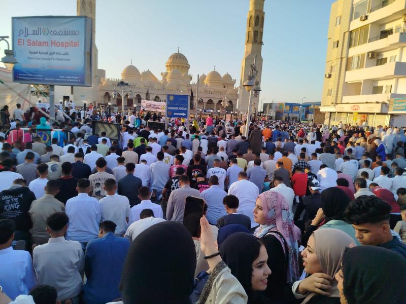 الآلاف يؤدون صلاة عيد الأضحى بمسجد الميناء الكبير بالغردقة وسط فرحة عارمة وإجراءات أمنية مشددة