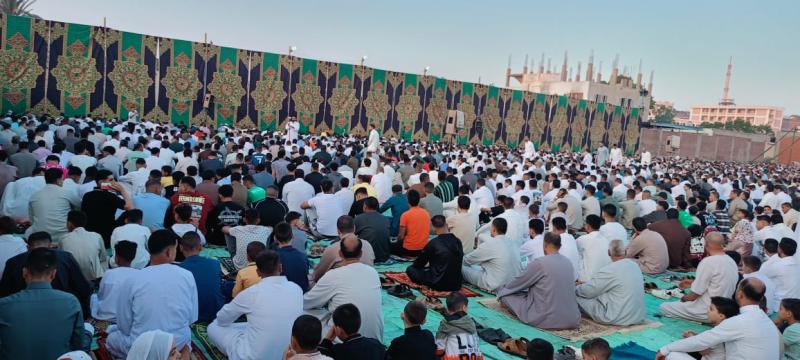 محافظ البحر الأحمر يؤدي صلاة عيد الأضحى بالغردقة ويهنئ المواطنين| صور