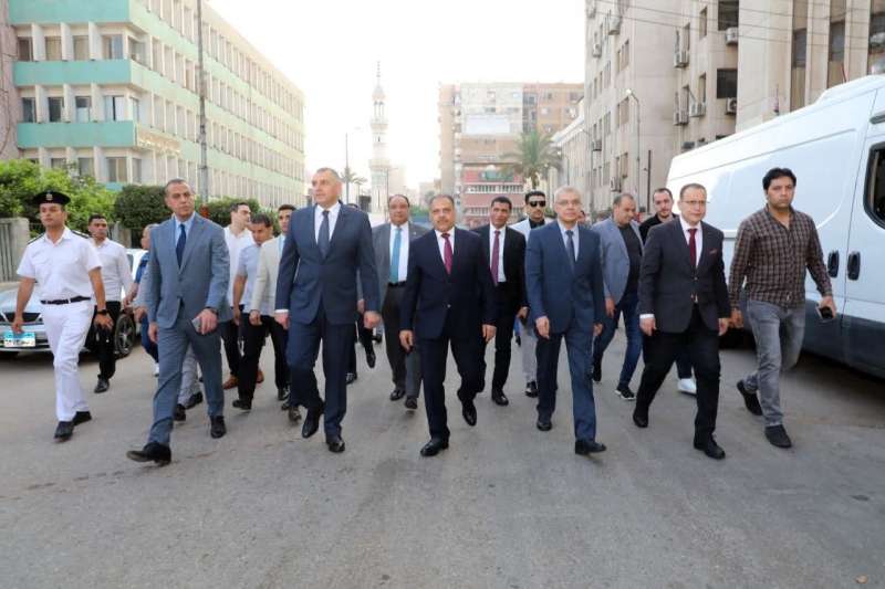 وسط جموع المواطنين ..محافظ الشرقية يلتقط الصور التذكارية بعد صلاة عيد الأضحى| صور