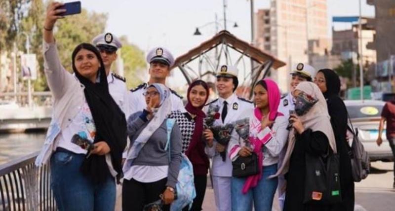 بتقديم التهنئة والورود.. الداخلية تشارك المواطنين الاحتفال بعيد الأضحى المبارك