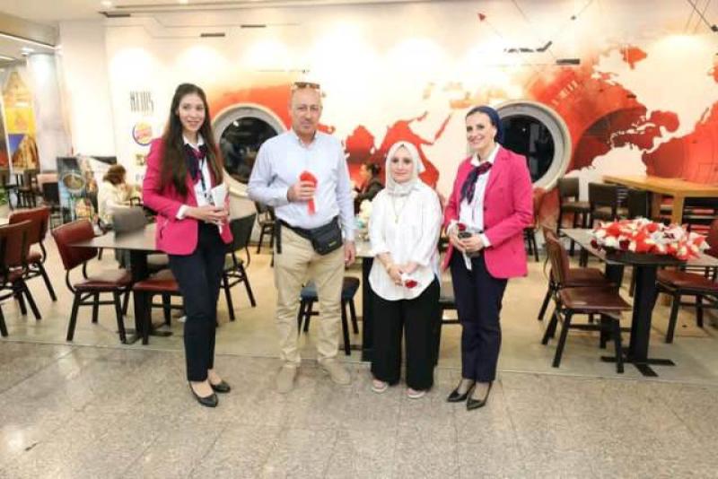 مطار القاهرة الدولي يحتفل مع الركاب بعيد الأضحى المبارك