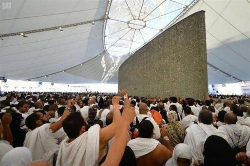 حجاج بعثة القرعة يواصلون رمي الجمرات في أول أيام التشريق