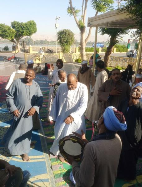 أهالي الكرنك يحتفلون بثاني أيام عيد الأضحى بحلقة ذكر ومديح أمام المسجد الكبير