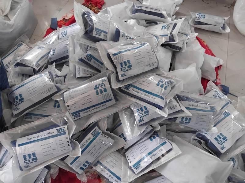 مباحث التموين تضبط مصنعا غير مرخص يغش الملابس والمستلزمات الطبية بأشمون.. صور