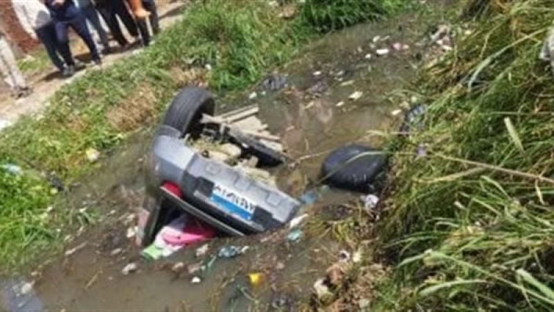 سقوط سيارة ملاكي في مياه مصرف بالفيوم وإصابة شخص