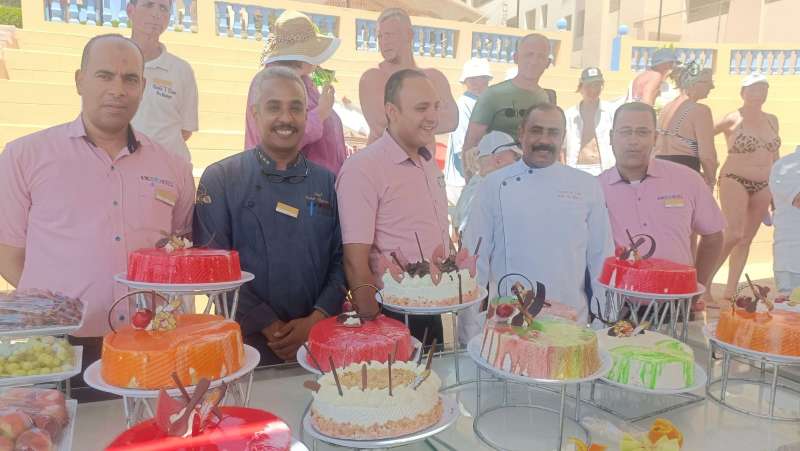 شاهد.. فنادق الغردقة تحتفل بعيد الأضحى بمهرجان العنب على الشواطئ