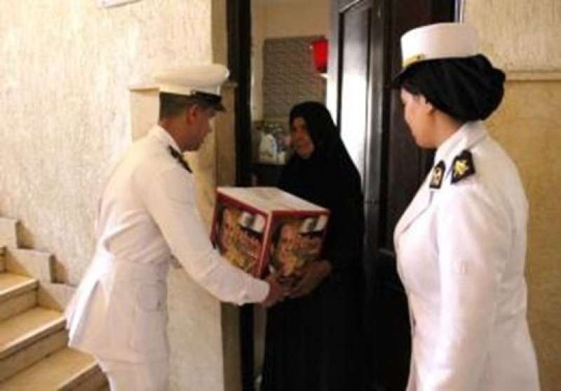 الداخلية توزع عبوات غذائية «بالمجان» على الفئات الأولى بالرعاية بالمناطق الحضارية الجديدة | فيديو