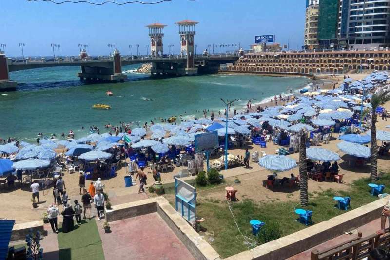 شواطئ الإسكندرية تستمر في استقبال الزائرين والمصطافين تزامنا مع الموجة الحارة