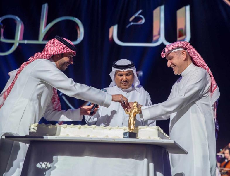 شاهد.. محمد عبده يحتفل بعيد ميلاده خلال حفله مع جمهوره