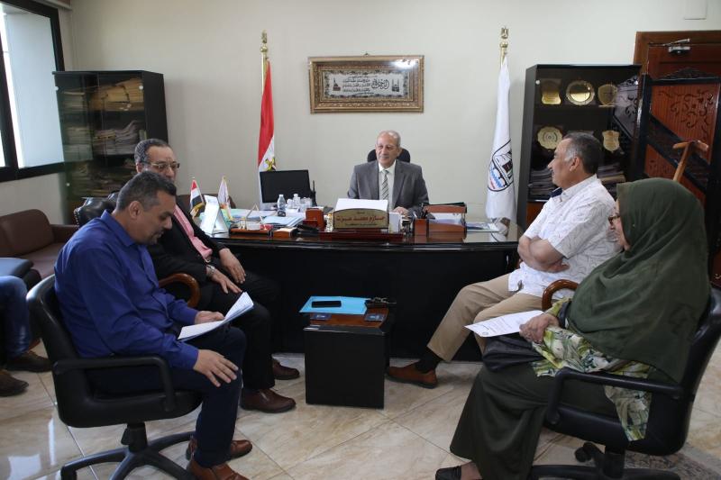 سكرتير عام بني سويف يتابع موقف تحصيل المستحقات عن مشاريع الصرف الزراعي المُغطى