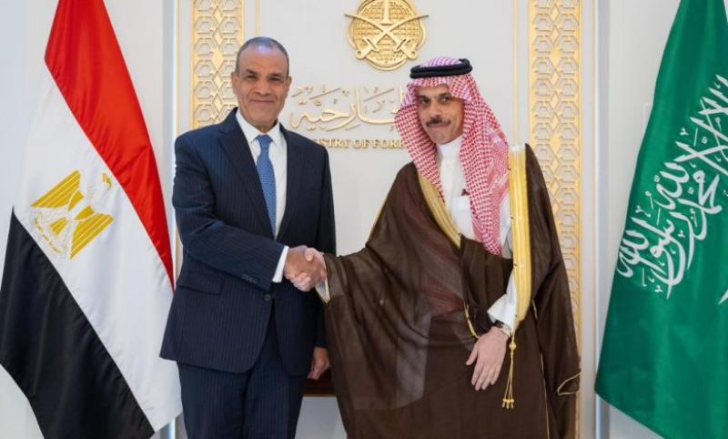 وزير الخارجية السعودي يستعرض مع نظيره المصري المستجدات في قطاع غزة والضفة الغربية
