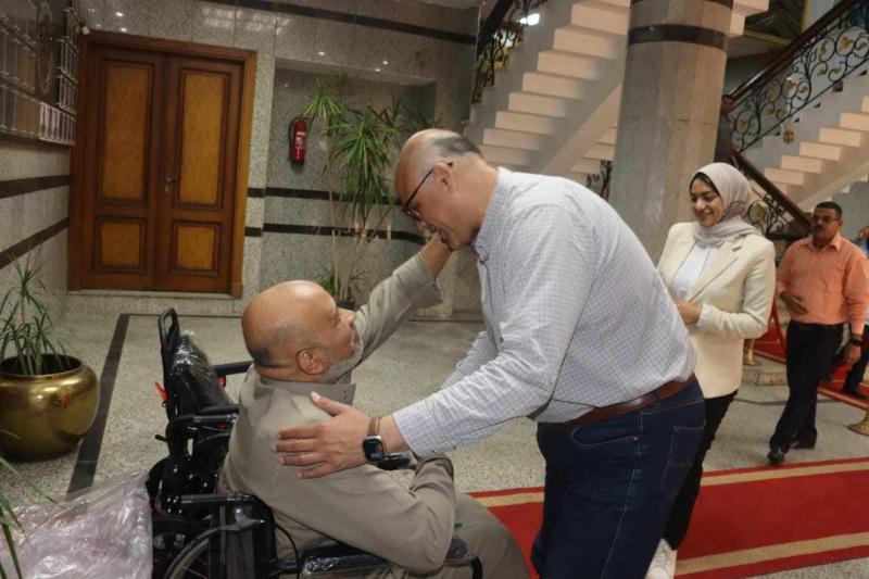 محافظ القليوبية يوفر كرسيا كهربائيا لمواطن من ذوي الهمم