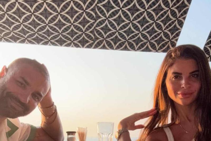 كريم فهمي يستمتع بعطلته الصيفية مع زوجته