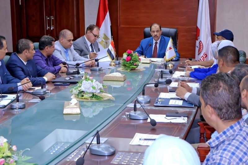 محافظ سوهاج يبحث تشغيل الأسواق الحضرية واستغلالها لاستيعاب الباعة الجائلين