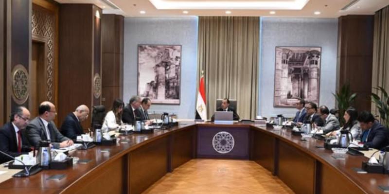 رئيس الوزراء يتابع تنفيذ برنامج الطروحات الحكومية في قطاعي البترول والأعمال العام