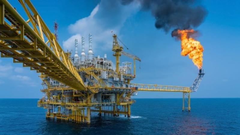 أستاذ بترول: أسعار النفط والغاز مرتبطة بالحروب