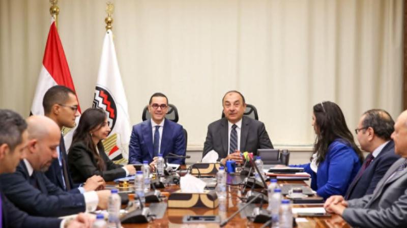 وزيرا قطاع الأعمال والاستثمار يبحثان التعاون في الترويج للفرص الاستثمارية بقطاع الغزل والنسيج