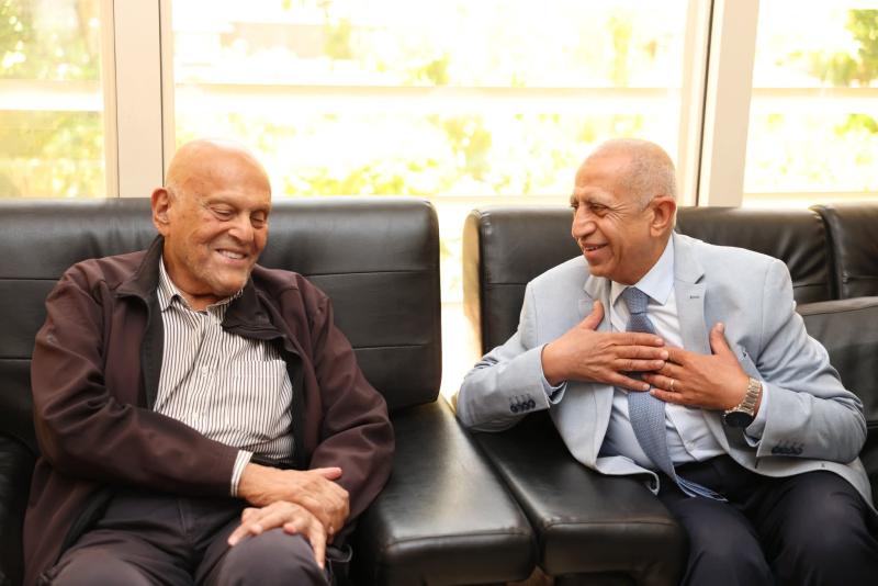 رئيس الأكاديمية العربية يزور مؤسسة مجدي يعقوب.. ويؤكد: ”قامة طبية عالمية تلهم شبابنا”