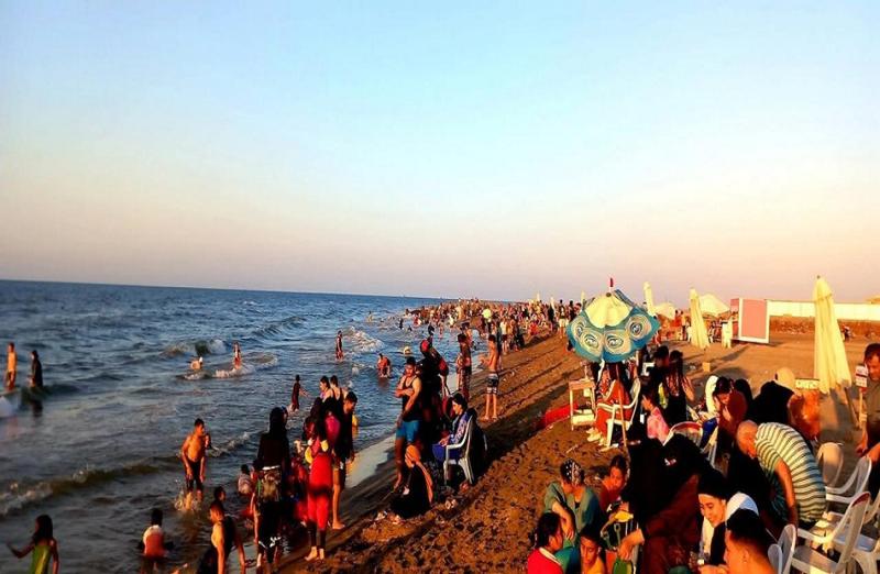 زحام على شواطئ مصيف بلطيم في يوم العطلة الرسمية
