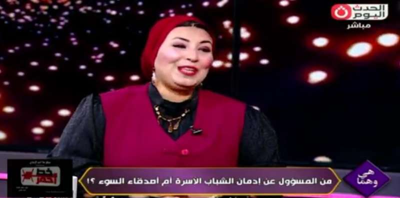 استشارية: السوشيال ميديا والمجتمع والنادي.. منظومة كاملة تغذي السلوك الإدماني