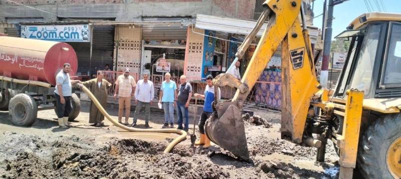 إصلاح كسر خط المياه المغذي لقريتي معدية رشيد والجنايدة في كفر الشيخ