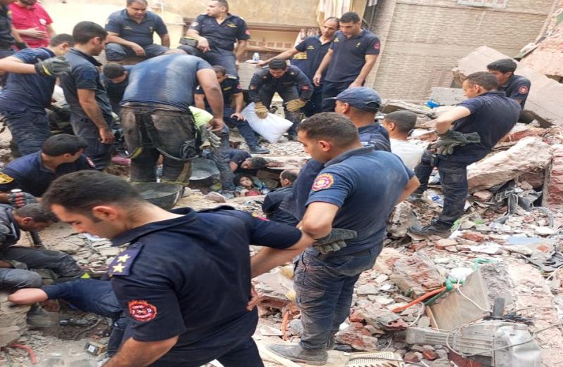انتشال طفلة مصابة في حادث انهيار عقارين بحدائق القبة بالقاهرة
