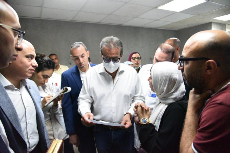 وزير الصحة يتفقد العيادات الخارجية بمستشفى مدينة نصر للتأمين الصحي