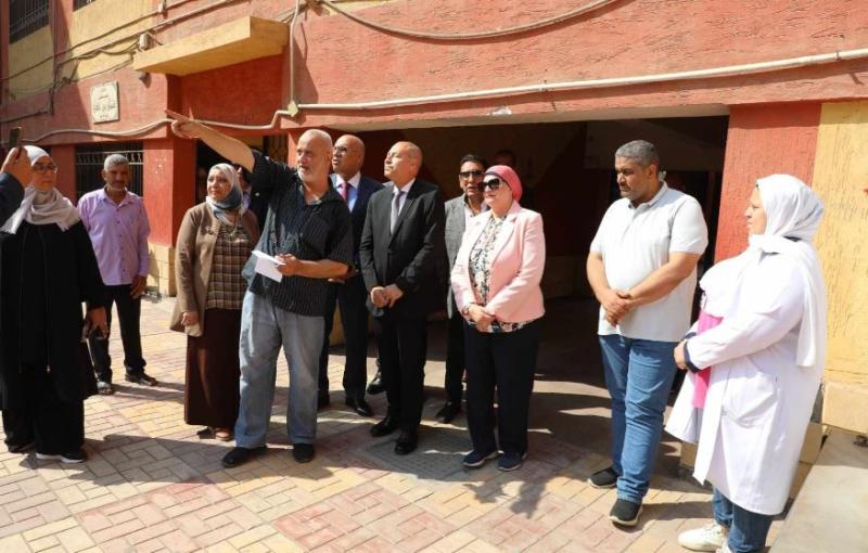 محافظ القاهرة يتفقد امتحانات الثانوية العامة بمدرسة النصر التابعة لإدارة باب الشعرية التعليمية