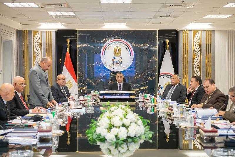 وزير الإنتاج الحربي يترأس اجتماعات لجنة تقييم واختيار القيادات العليا