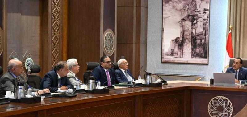 رئيس الوزراء يلتقي أعضاء اللجنة الاستشارية للشئون السياسية