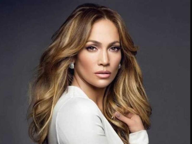 بعد إغلاق المجال الجوي لبعض الدول.. ما مصير حفليّ جينيفر لوبيز في الشرق الأوسط؟