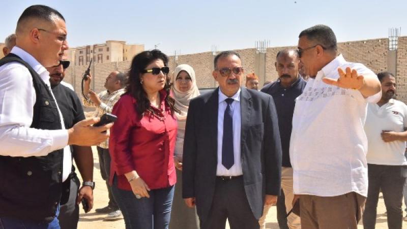 باستثمارات 600 مليون جنيه.. محافظ أسيوط يتفقد مجمع الصناعات الغذائية ومنتجات الرمان بالبداري