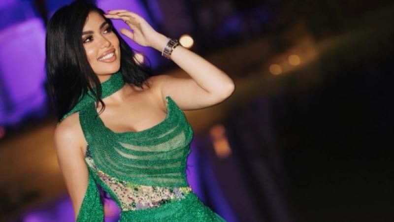 على البحر.. كارولين عزمي تخطف الأنظار بظهورها