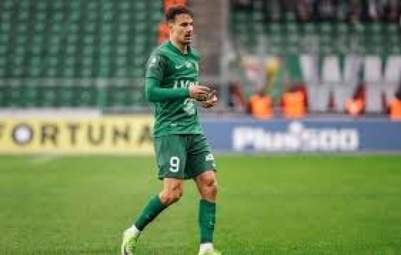 أسد الحملاوي يثير أزمة مع ناديه البولندي بعد ارتباط اسمه بالأهلي والزمالك