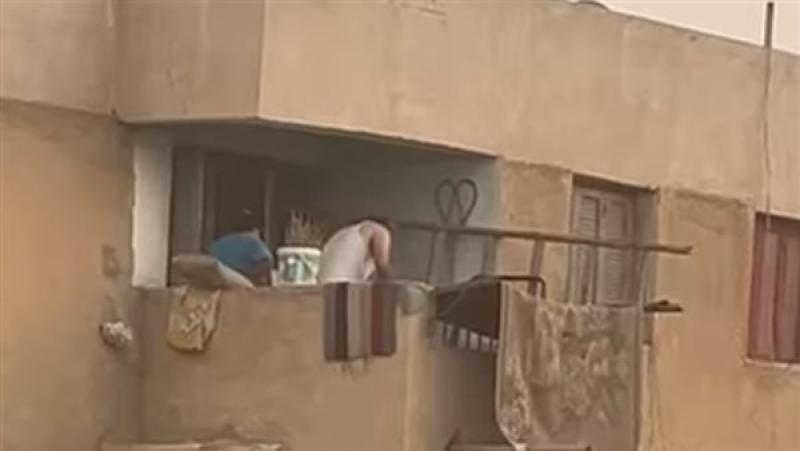 حبس والد طفل العاشر من رمضان المعتدى عليه بالضرب في شرفة المنزل.. وإيداع الطفل بدار رعاية