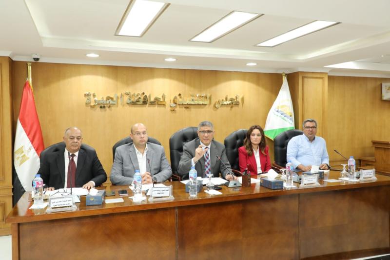 محافظ الجيزة يناقش ملفات حيوية مع رؤساء الأحياء والمراكز