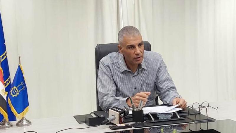 محافظ أسوان يتابع أعمال إصلاح كسر خط مياه بمنطقة السيل الجديد