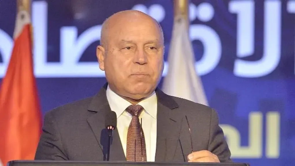 وزير النقل يصل موقع حادث قطار مطروح لمتابعة الموقف ميدانيا