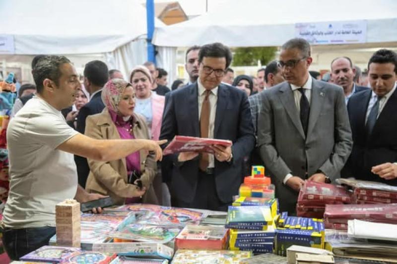 وزير الثقافة ومحافظ الفيوم يفتتحان الدورة الأولى لمعرض الفيوم للكتاب.. ضمن احتفالات 30 يونيو