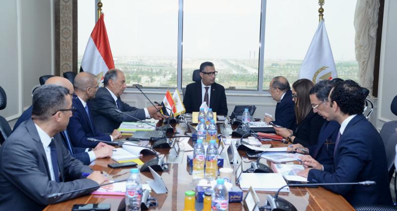 وزير التموين يجتمع مع رئيس مجلس إدارة الشركة المصرية لتجارة الجملة لمتابعة انتظام العمل