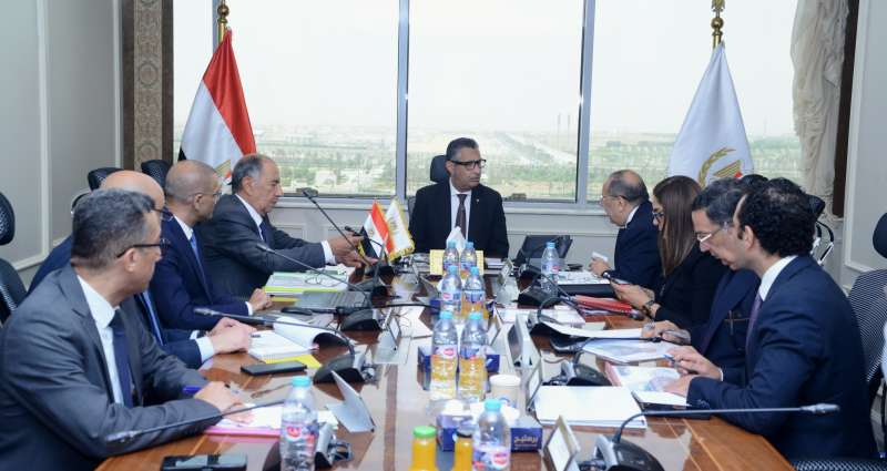 وزير التموين يجتمع مع رئيس مجلس إدارة الشركة المصرية لتجارة الجملة لمتابعة انتظام العمل